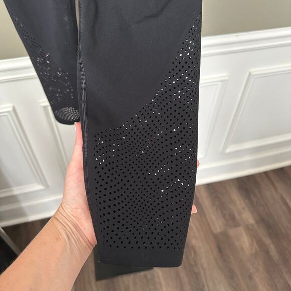 Spanx Shapewear Leggings Size Medium Highwaist Laser Wave 7/8 Black - Picture 3 of 5